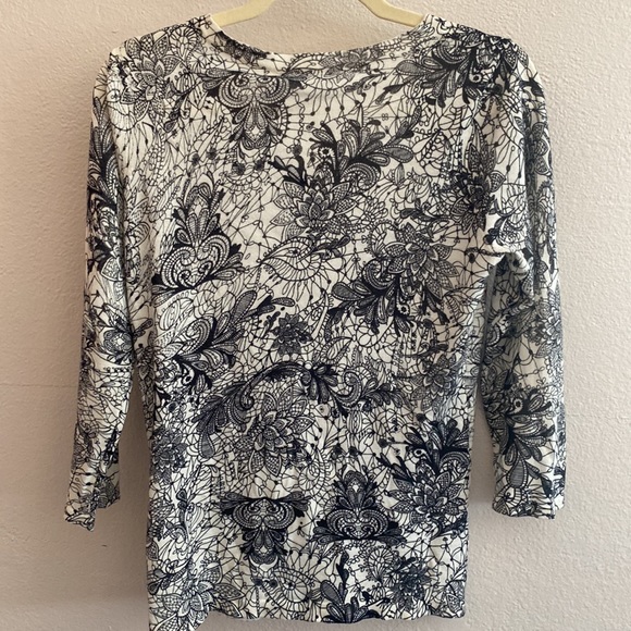 Black and white sweater - Picture 9 of 11